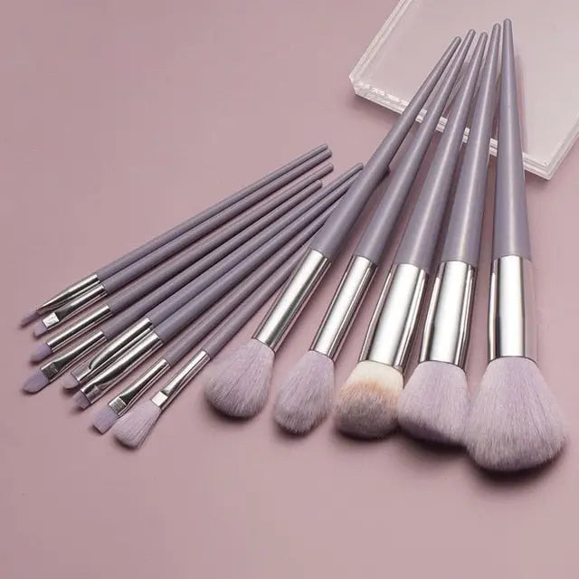 Discover the art of makeup with our brush set.